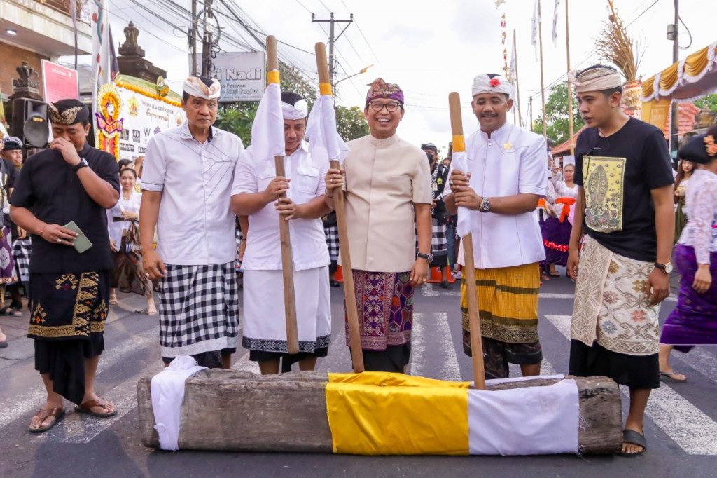 Sekda Adi Arnawa Hadiri Parade Gebogan 52 Banjar di Desa Adat Kerobokan